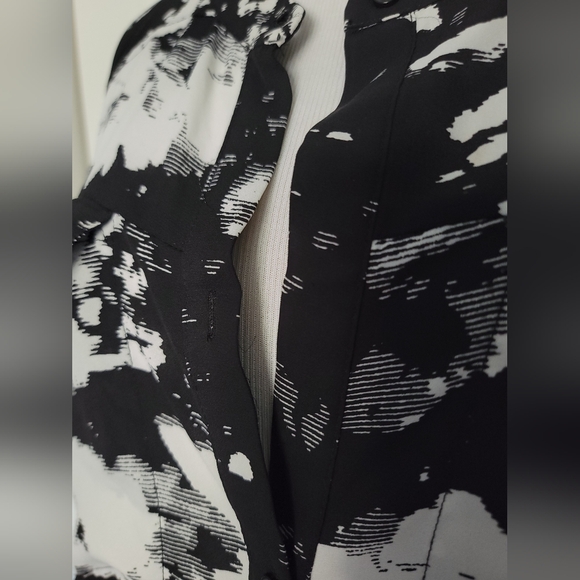 Spense Woman Plus Size Black and White Graphic Print Sleveless Tunic Blouse - 2 - Picture 4 of 10